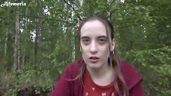Kekasih Amatur Memberikan Blowjob Dalam-Dalam Di Hutan Dan Menelan Air Maniku
