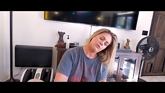 Rozvedená Máma Od Svých Kámošek Mě Poprvé Zkouší.